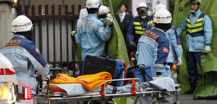 In Tokio kümmern sich Rettungskräfte um Personen, die verletzt wurden. © REUTERS/KYODO Kyodo