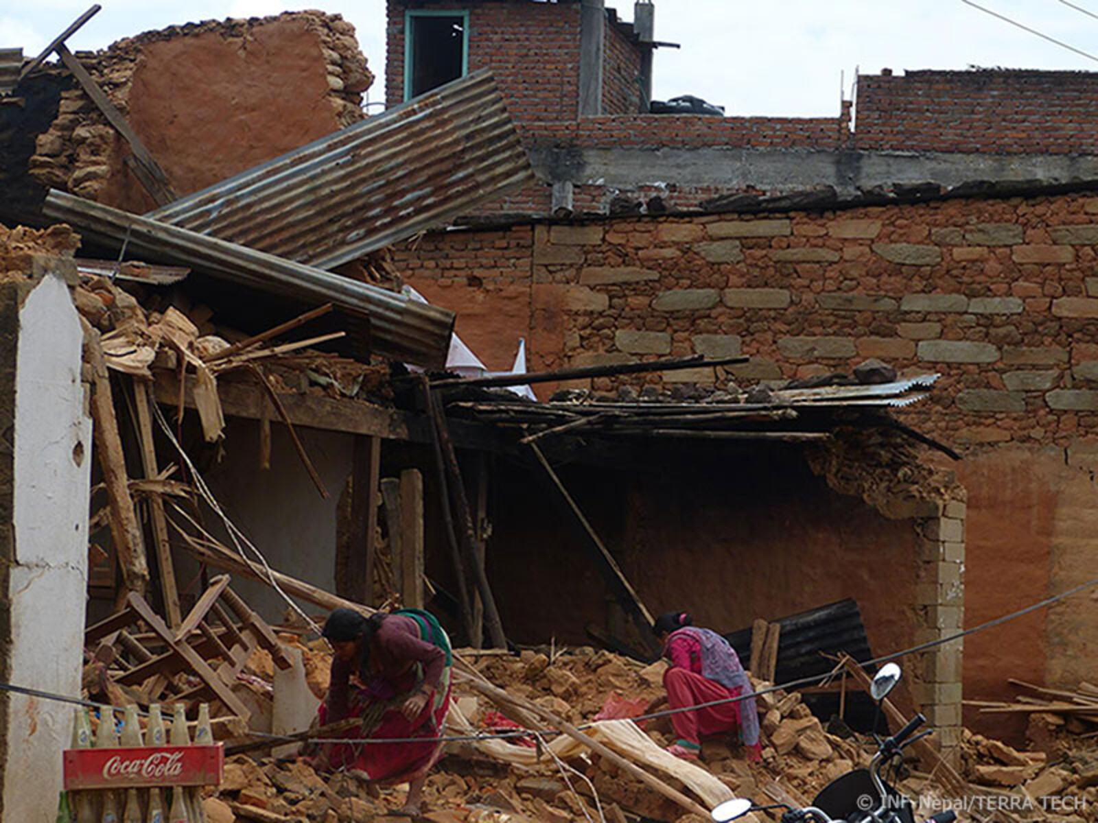 Häuser und Mauern sind eingestürzt, Straßen nicht mehr befahrbar, Stromleitungen zerstört…