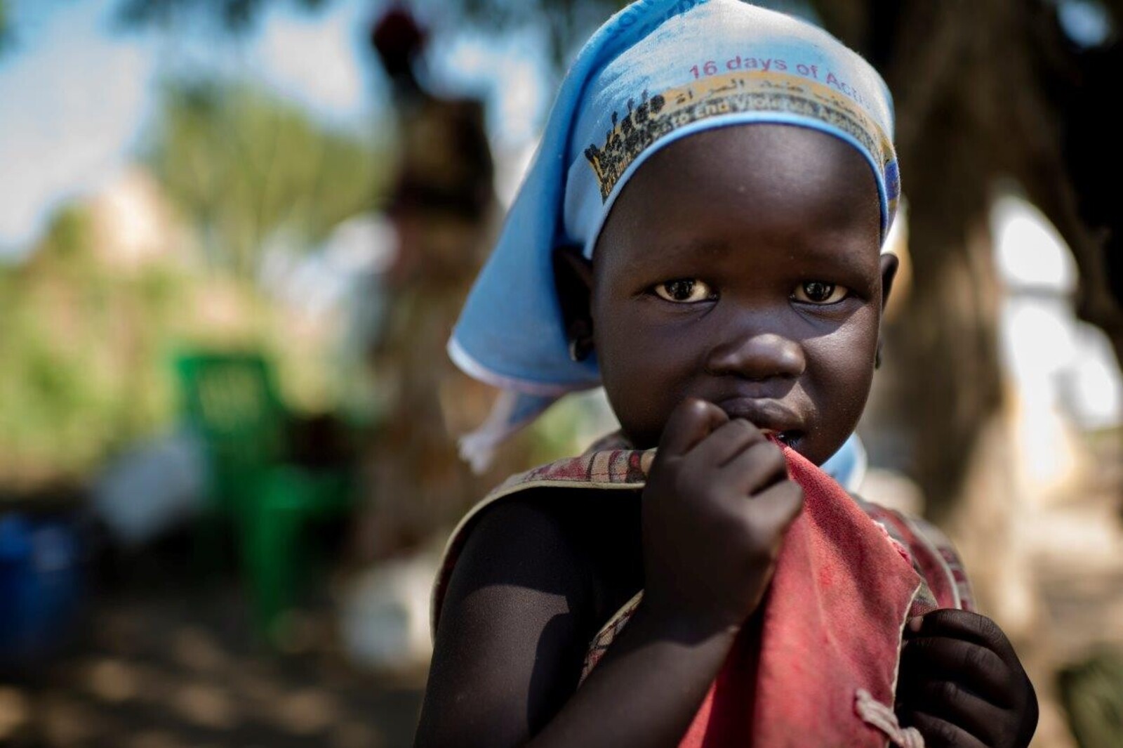 Ein Junge aus dem Südsudan blickt traurig in die Kamera.