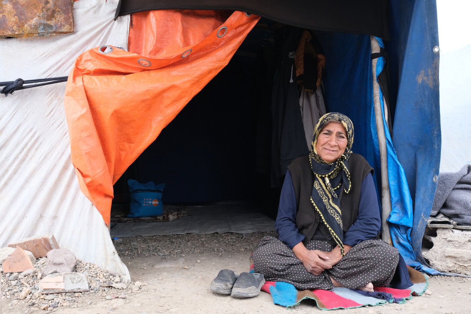 Fatma Catlak vor einer Notunterkunft für Betroffene des Erdbebens in der Türkei/Syrien
