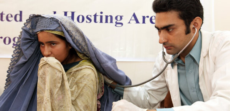 27.08.2010, Pakistan, Nowshera - Hochwasser Pakistan. Gesundheitsstation der Johanniter für Bedürftige.