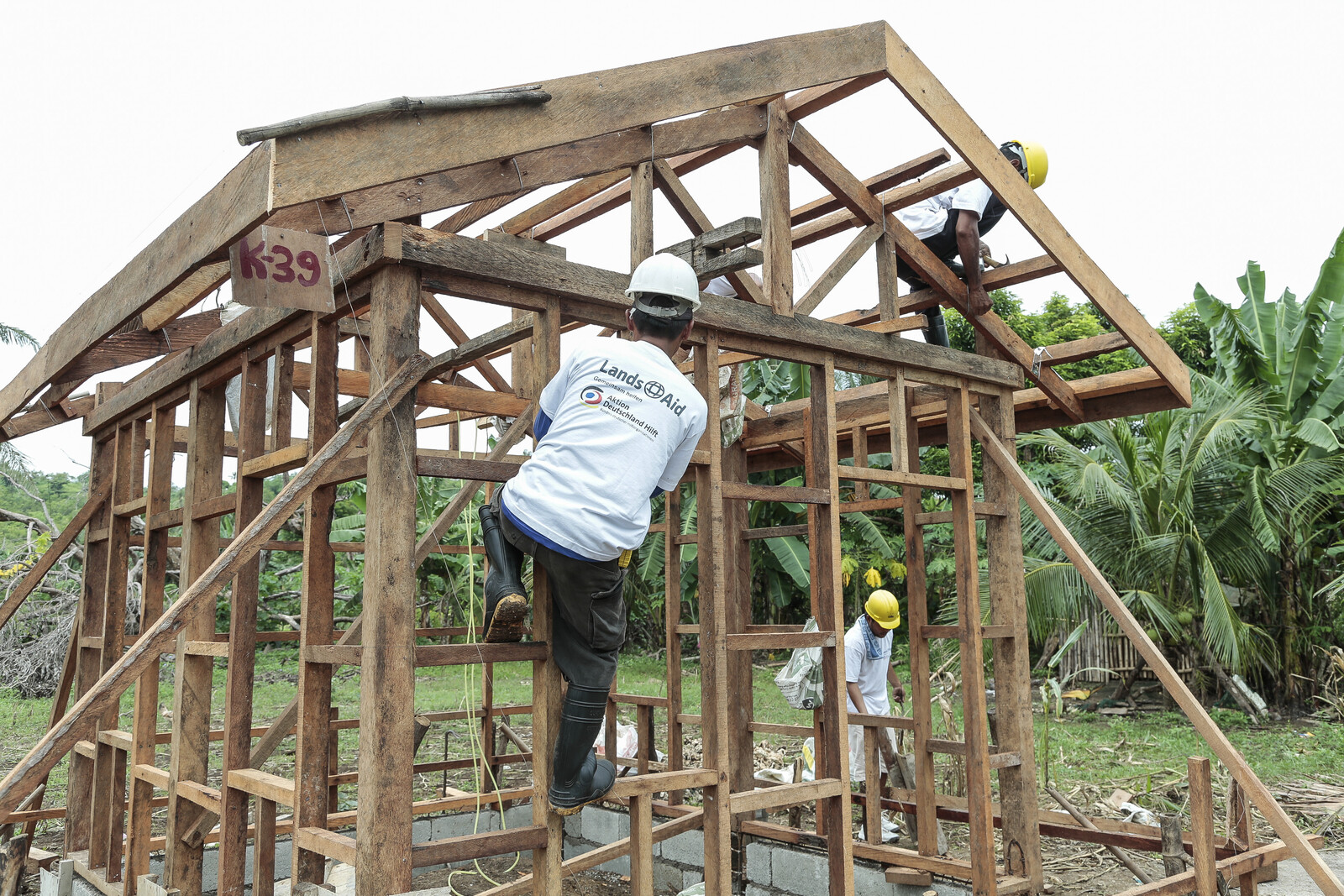 Nach dem Taifun Haiyan 2014 bauen Helfer neue Häuser auf