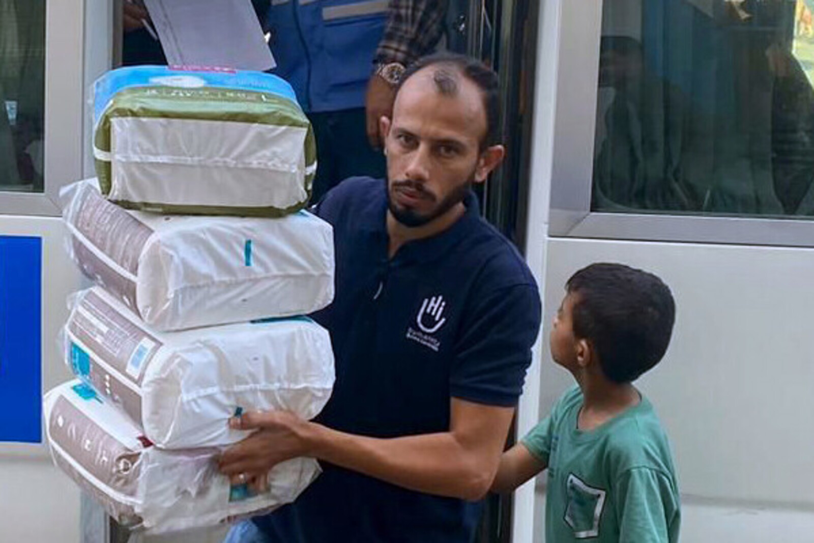 Helfer von Handicap International verteilt Hilfsgüter im Gazastreifen