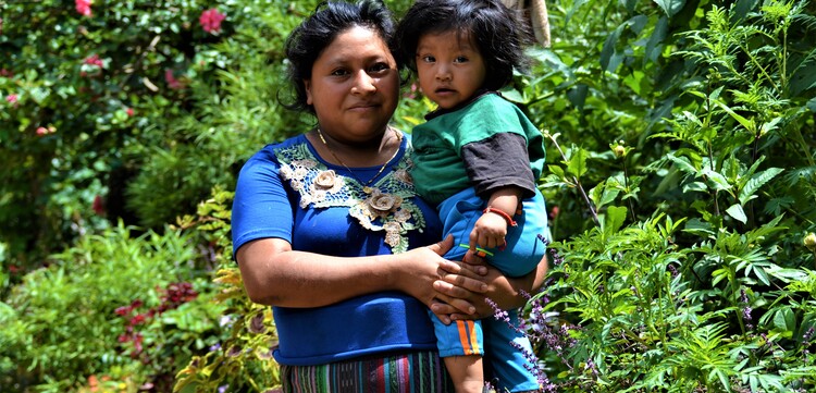 Frau und Kind bei Hilfsprojekt von AWO International in Guatemala 