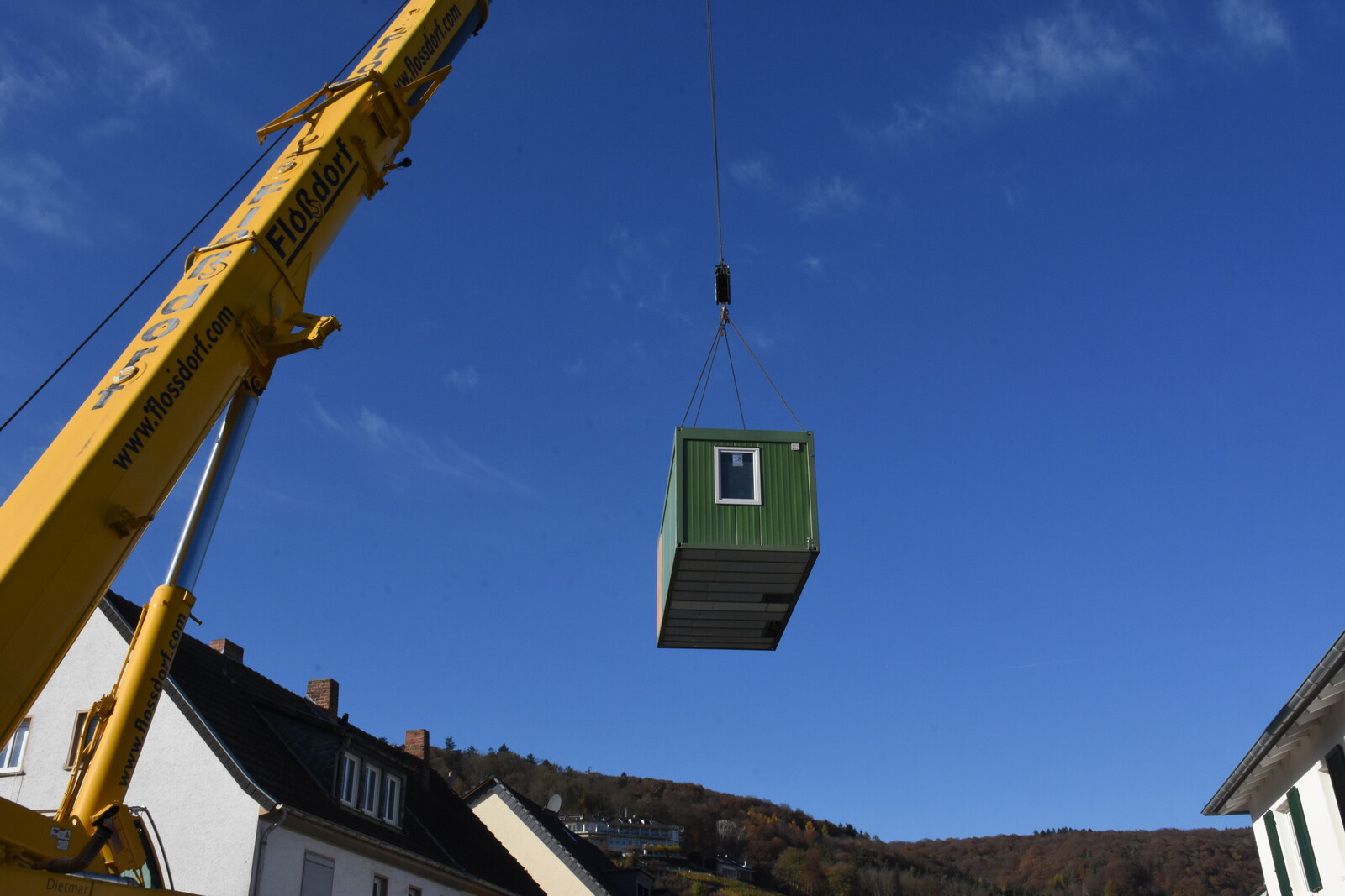 Anlieferung eines Wohncontainers in Ahrweiler für Betroffene der Hochwasser-Katastrophe