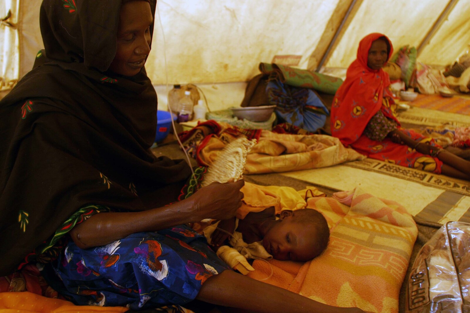 Die Mütter- und Kindersterblichkeit steigt nach großen Katastrophen meist stark an. Eine junge Mutter sitzt mit ihrem Baby in einem Zentrum für schwer unterernährte Kinder.