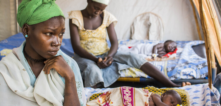 Mütter mit ihren kleinen Kindern, die in Kenia medizinisch versorgt werden.
