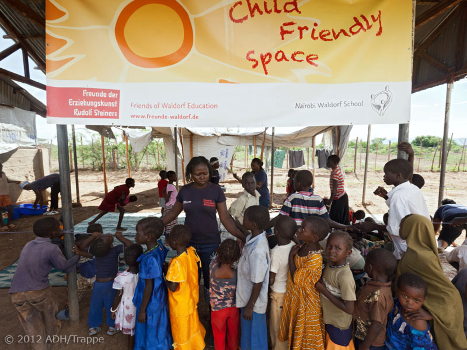 Kinder und Pädagogen im „Child-Friendly-Space“ von Kakuma.