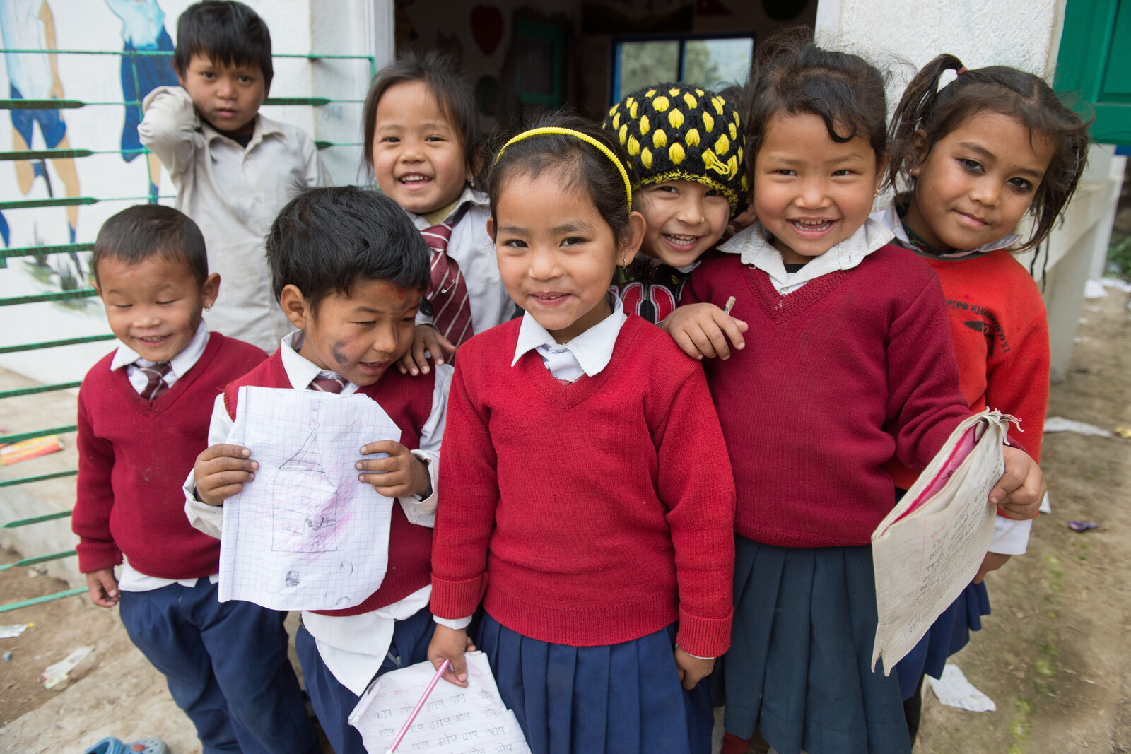 Kinder malen Bilder mit Psychologen nach dem Erdbeben in Nepal.