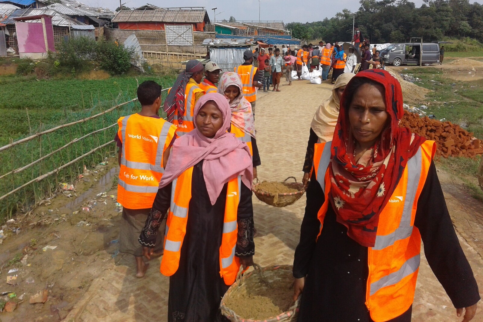 Dank eines Hilfsprojekts von World Vision fanden diese Rohingya-Frauen in Bangladesch Arbeit