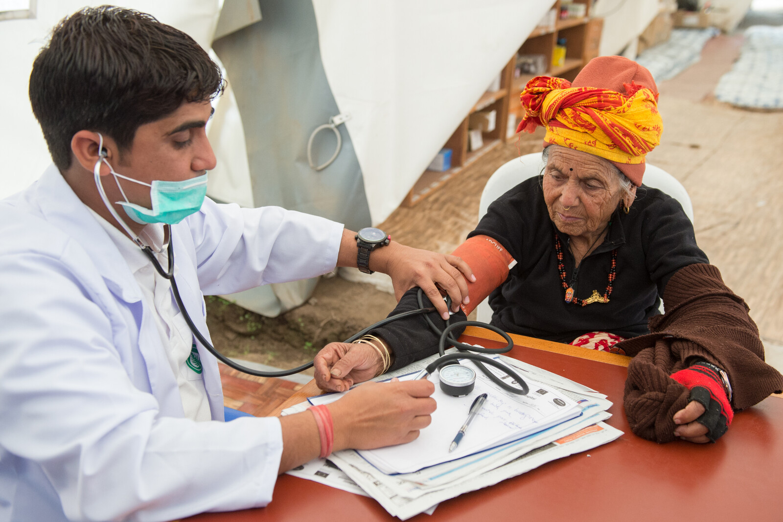 Ein Jahr nach dem Erdbeben in Nepal wird eine Frau von einem Arzt in einem Feldkrankenhaus untersucht.