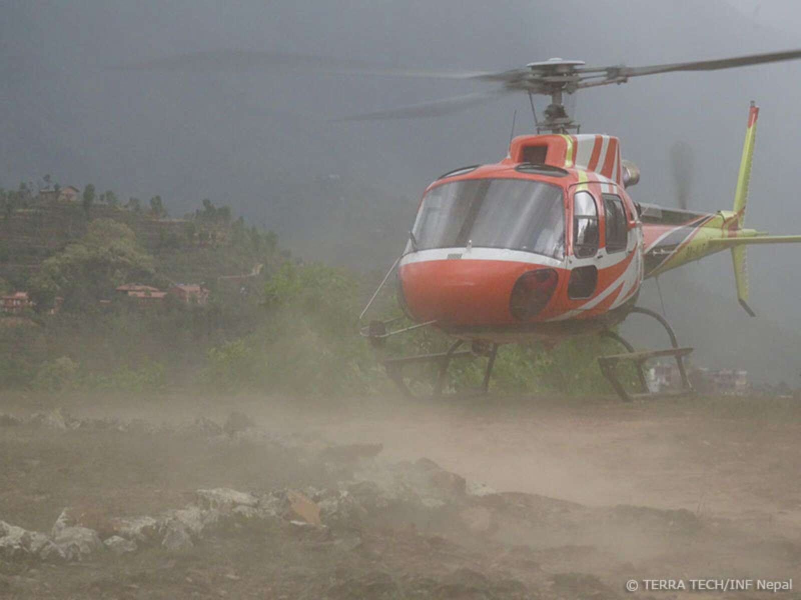 Nothilfepakete werden mit Hubschraubern auch in schwer zugängliche Gebiete transportiert. Zudem werden Verletzte aus den Katastrophengebieten in Kliniken und Krankenhäuser ausgeflogen