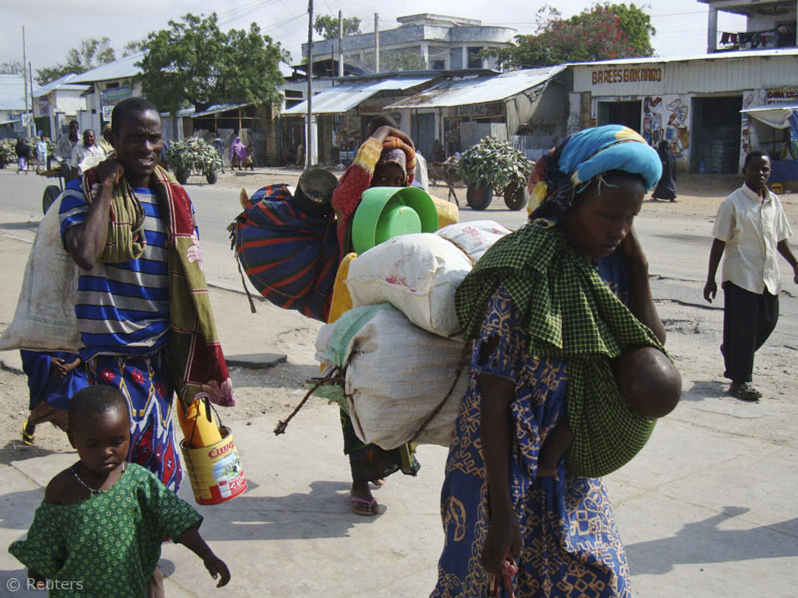 Zehntausende somalische Flüchtlinge strömen in die benachbarten Länder Kenia, Dschibuti und Äthiopien.