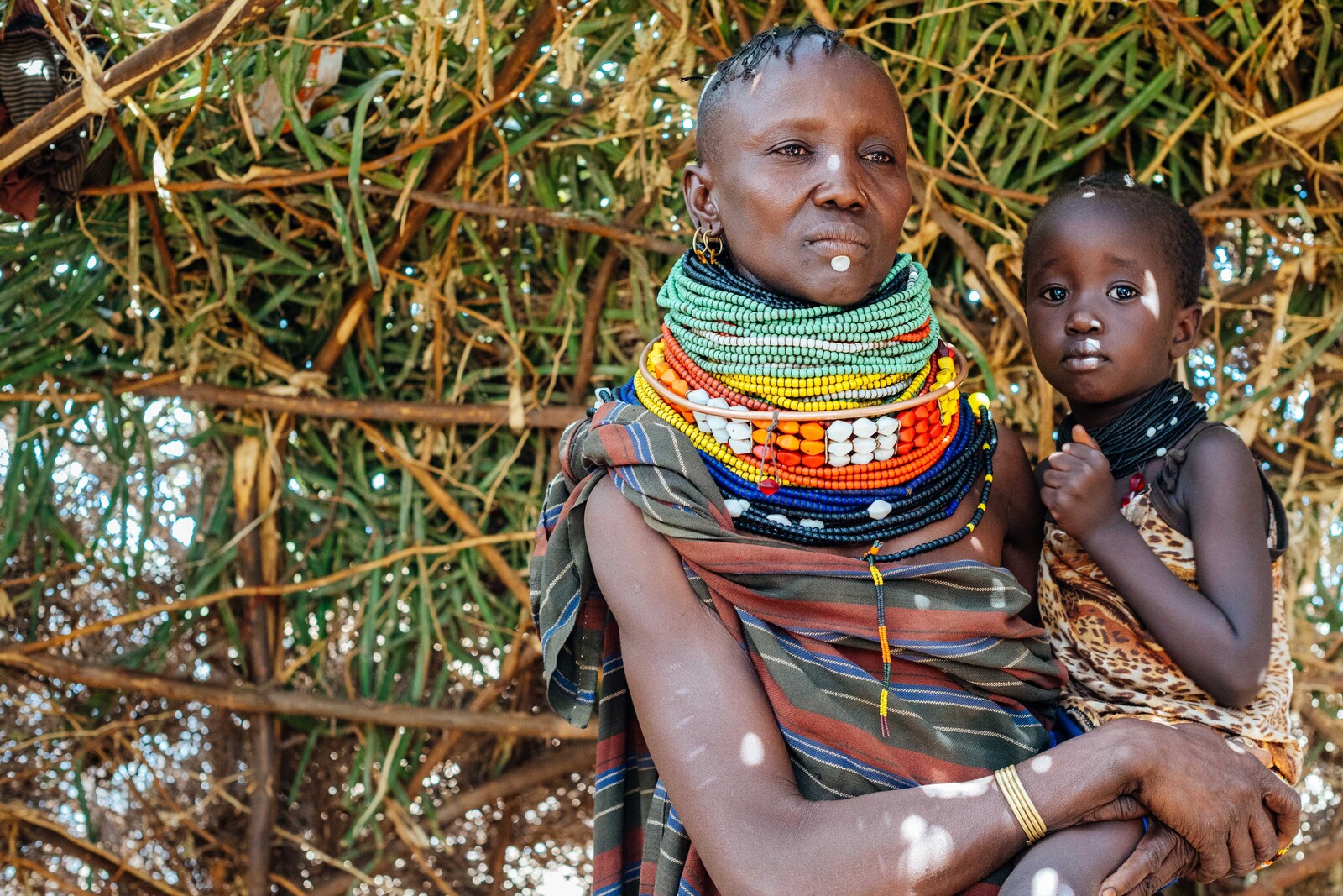 Eine Frau in Kenia hält ihr Kind im Arm - sie kann es dank Ihrer Spende ernähren