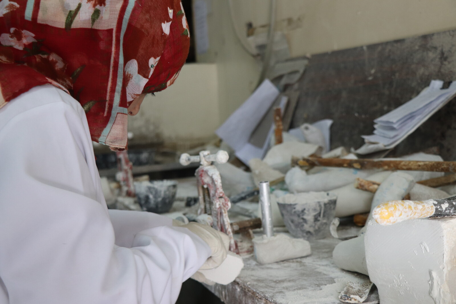 Eine Frau im Jemen arbeitet an einer Beinprothese