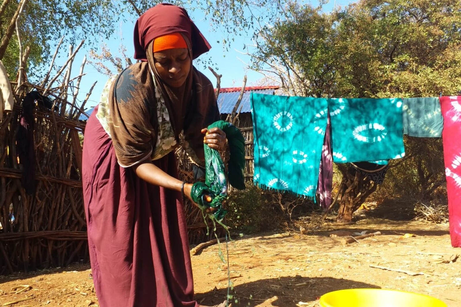 Maryam Maalim Aden aus Somalia färbt Kleidung in Batik-Optik ein