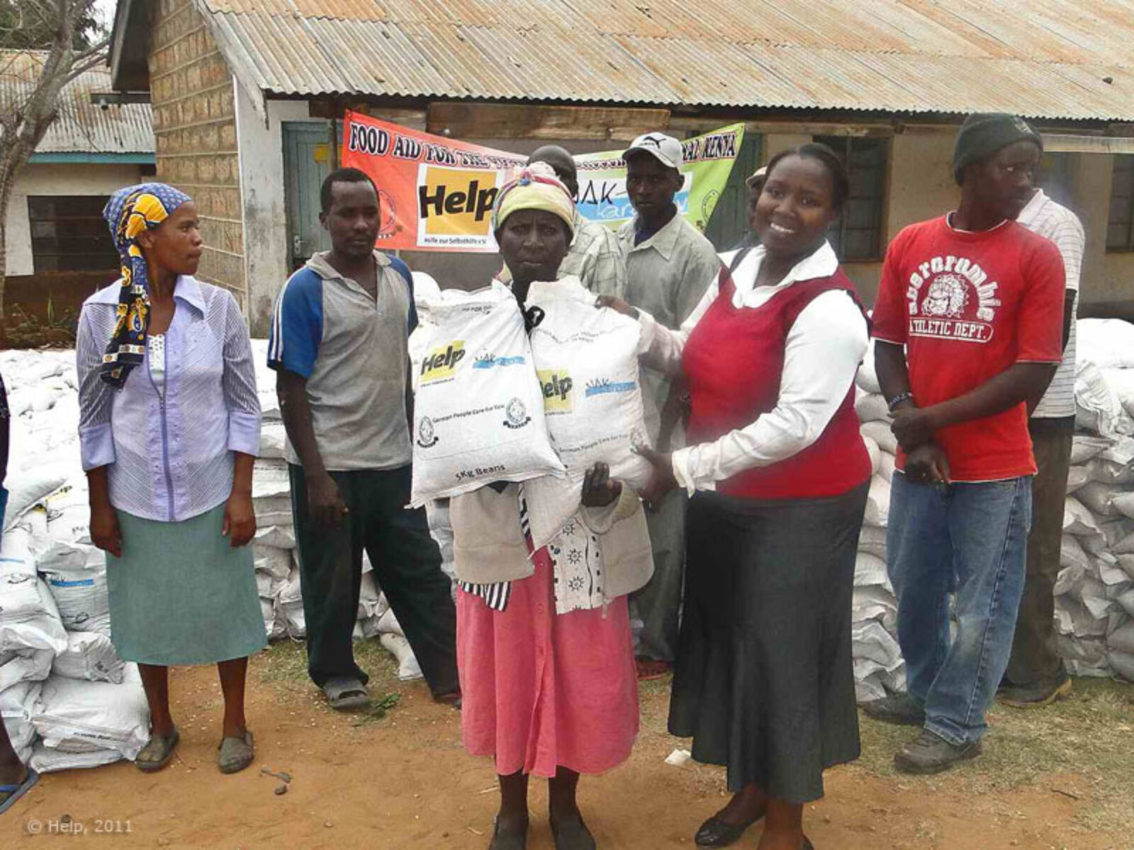 HELP versorgt 12.000 kenianische Haushalte in den Regionen East, Rift Valley und Central mit Öl, Mehl und Bohnen.