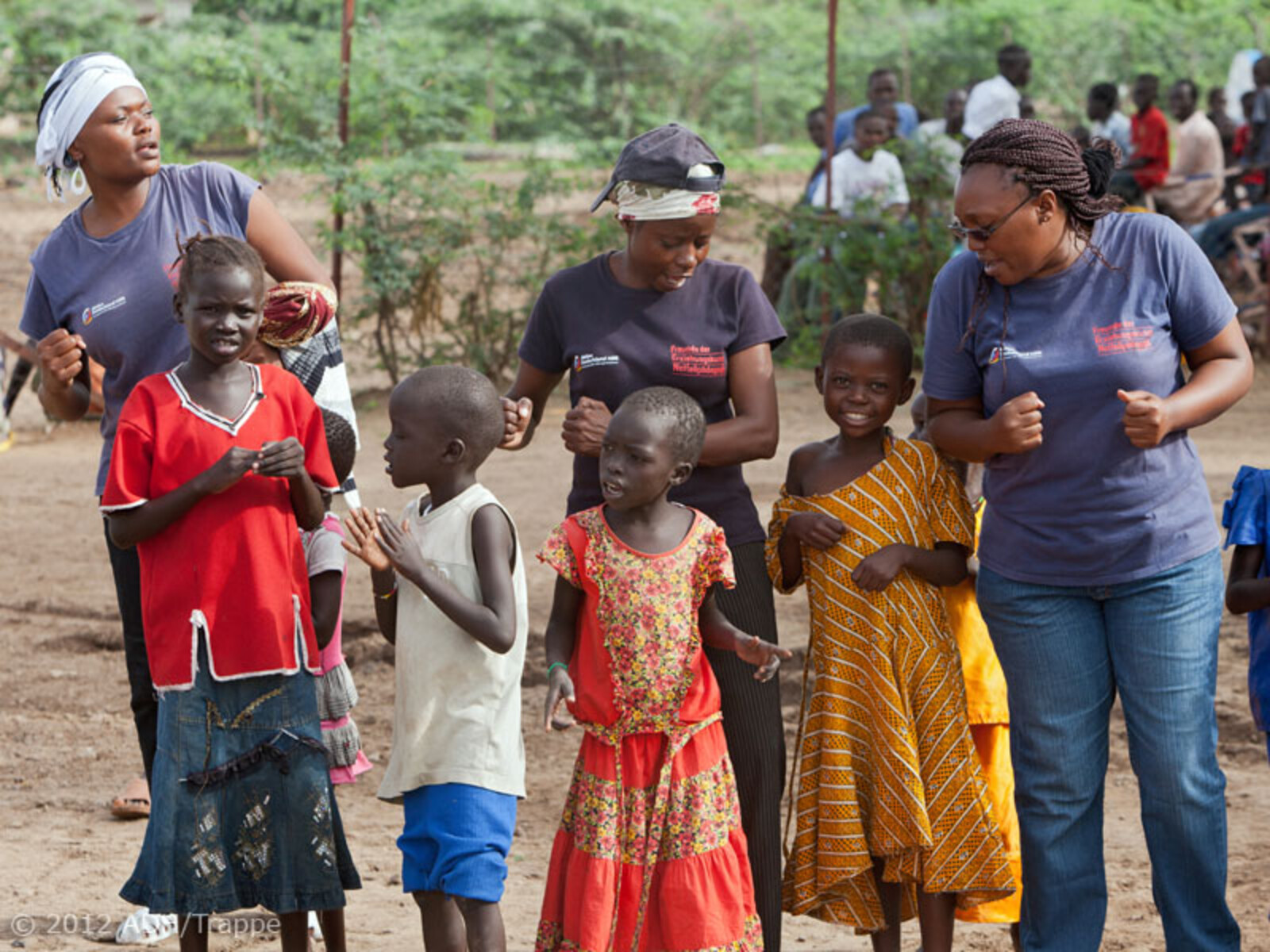 Eine Gruppe engagierter Pädagogen widmet sich den Kindern in Kakuma.