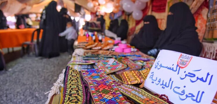 Frauen verkaufen Produkte auf einem Markt im Jemen