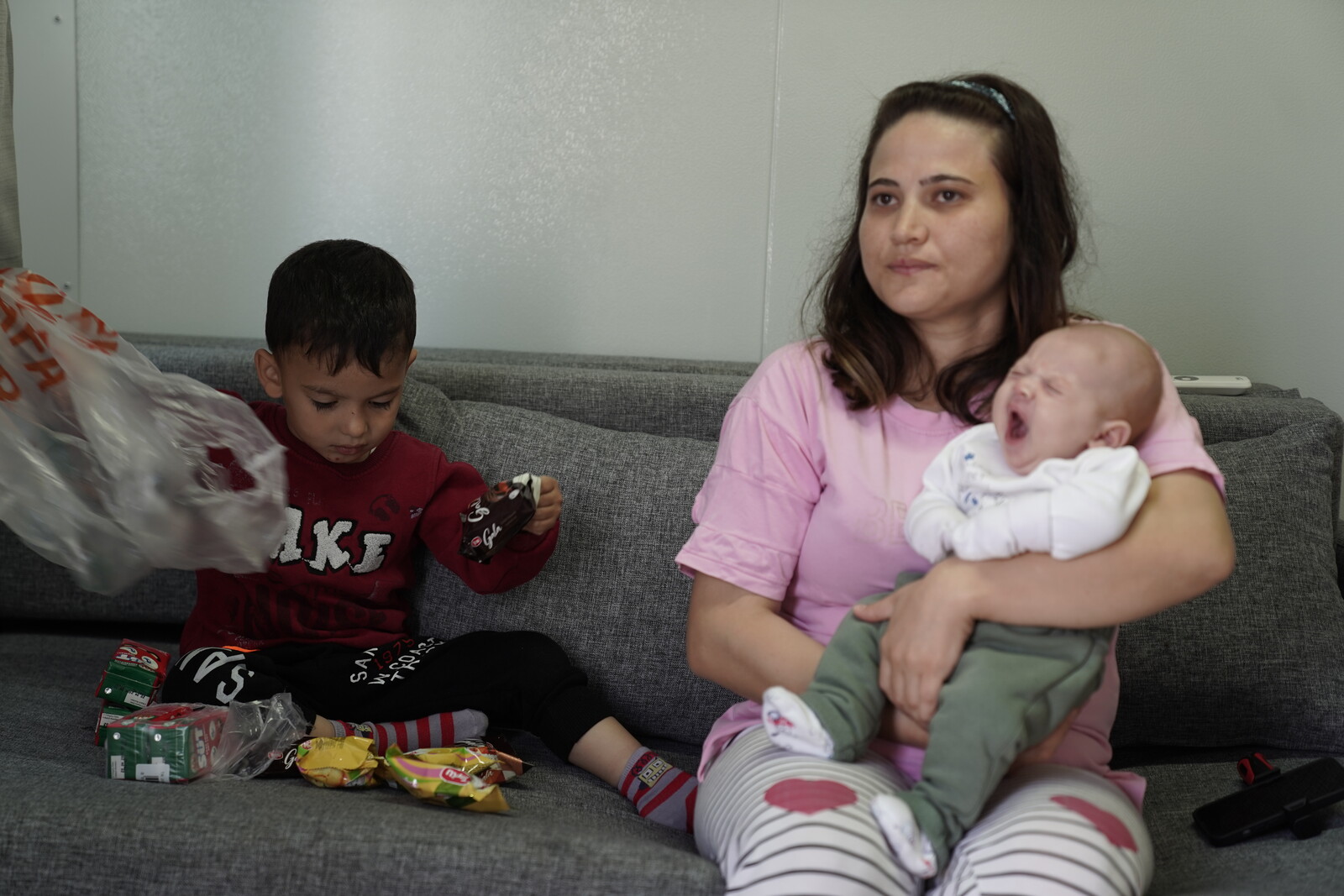 Sibel Umut Kint und ihre Kinder in einer Notunterkunft im Erdbebengebiet Türkei/Syrien