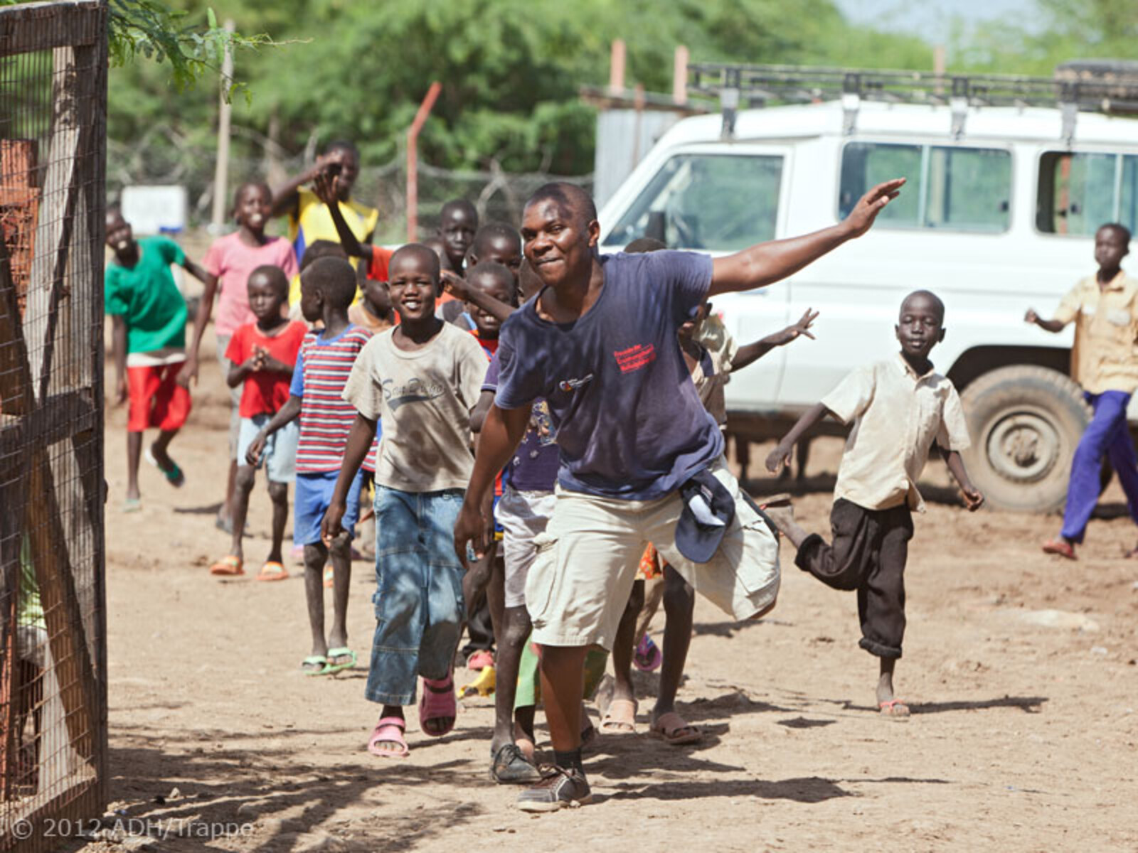 Jeden Morgen veranstalten die „Freunde“ singend und tanzend einen kleinen Umzug durch das Flüchtlingslager Kakuma.