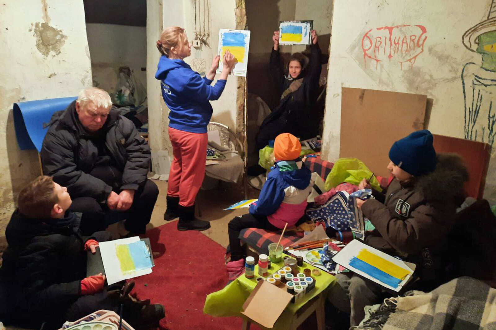 Menschen in Kiew warten in Schutzräumen auf ein Ende des Krieges 