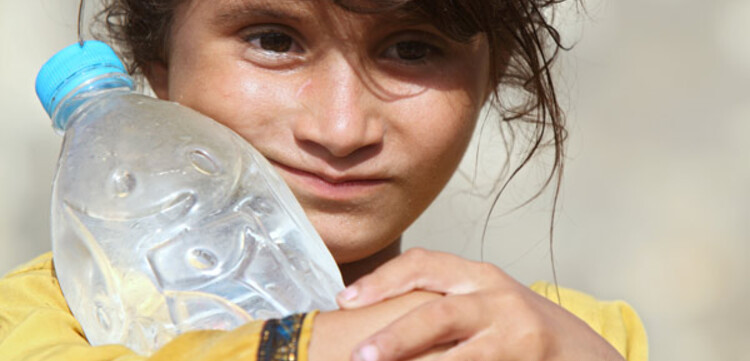 Flut Pakistan: Mädchen mit Wasserflasche