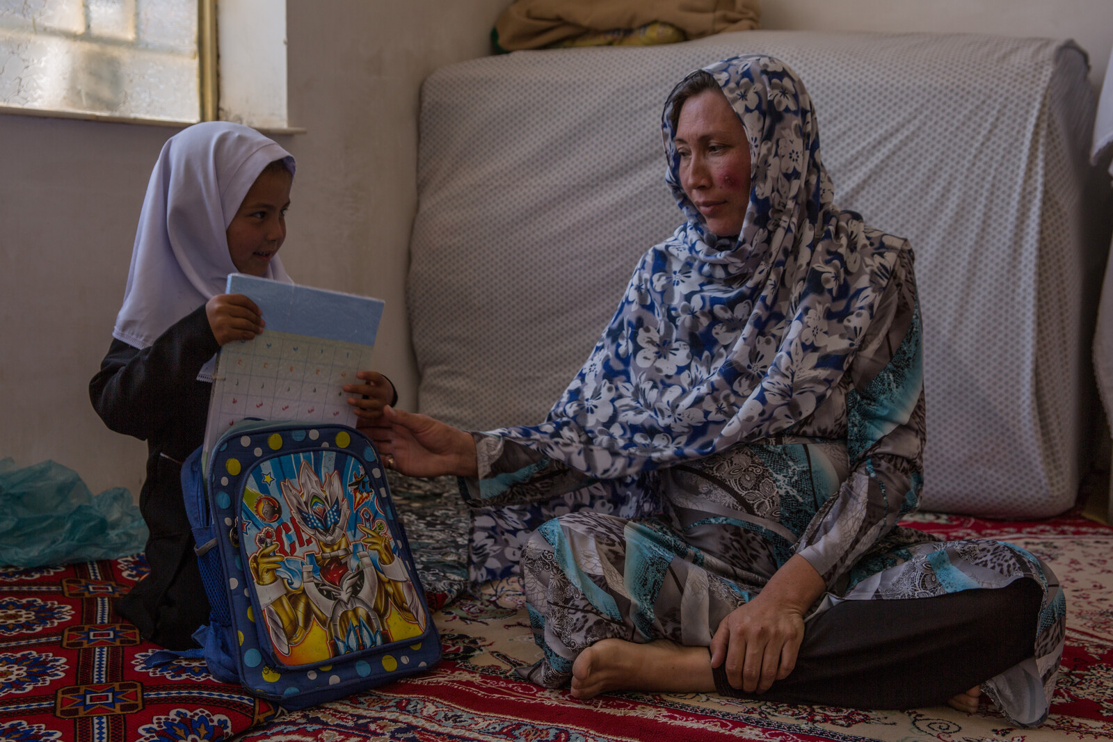 Eine Frau in Afghanistan lernt mit ihrer Tochter das Lesen und Schreiben