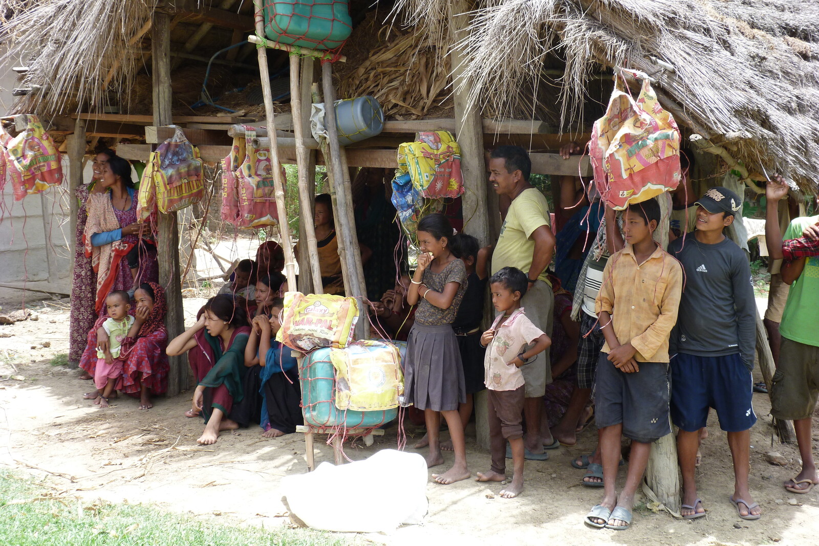In Nepal sitzen Menschen in einer Hütte.
