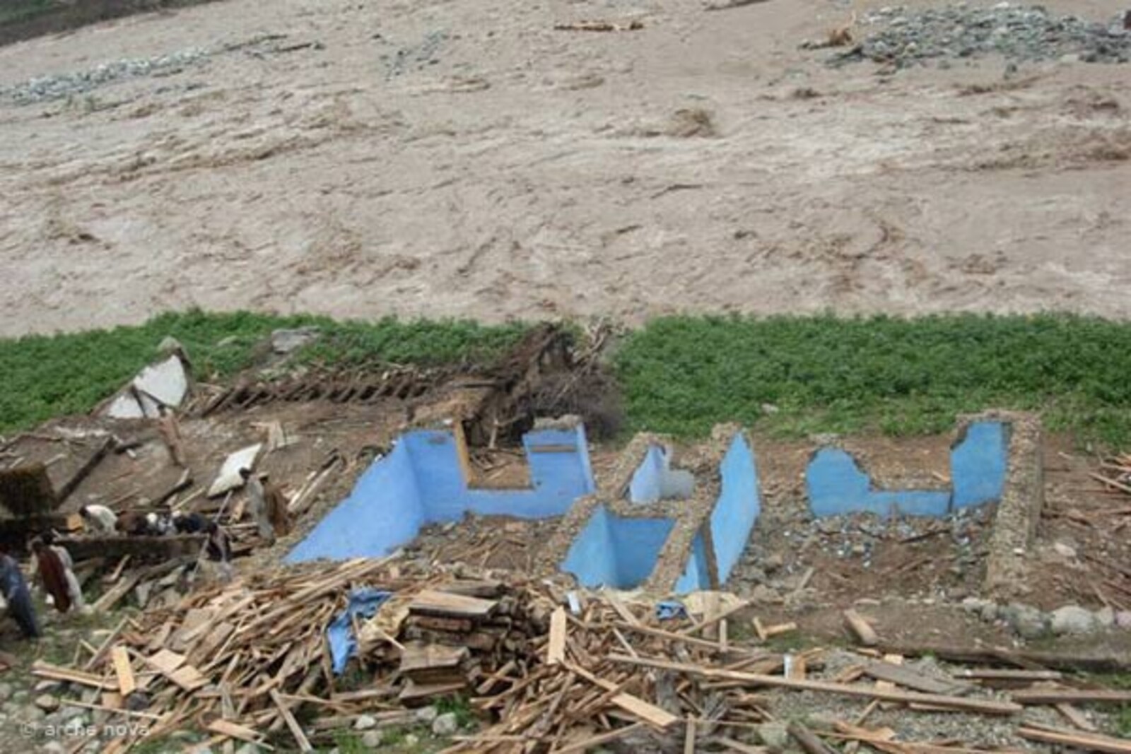 Flut Pakistan: Dieses Lehmhaus hat das Wasser einfach weggespült.