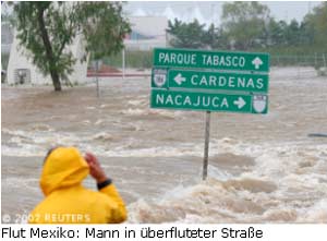 Flut Mexiko: Mann in den Fluten