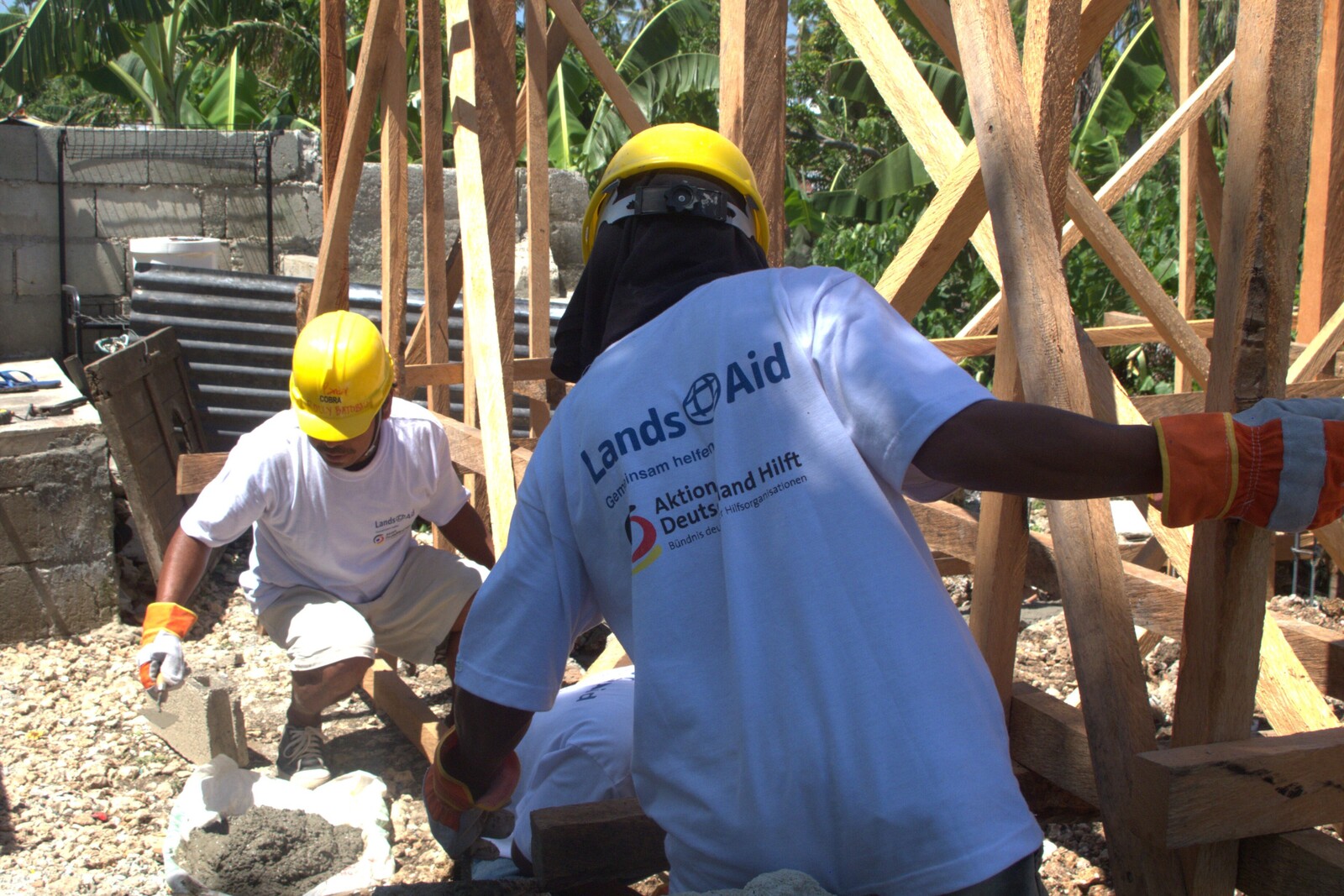 Nach dem Taifun Haiyan auf den Philippinen bauen Handwerker sturmsichere Häuser.