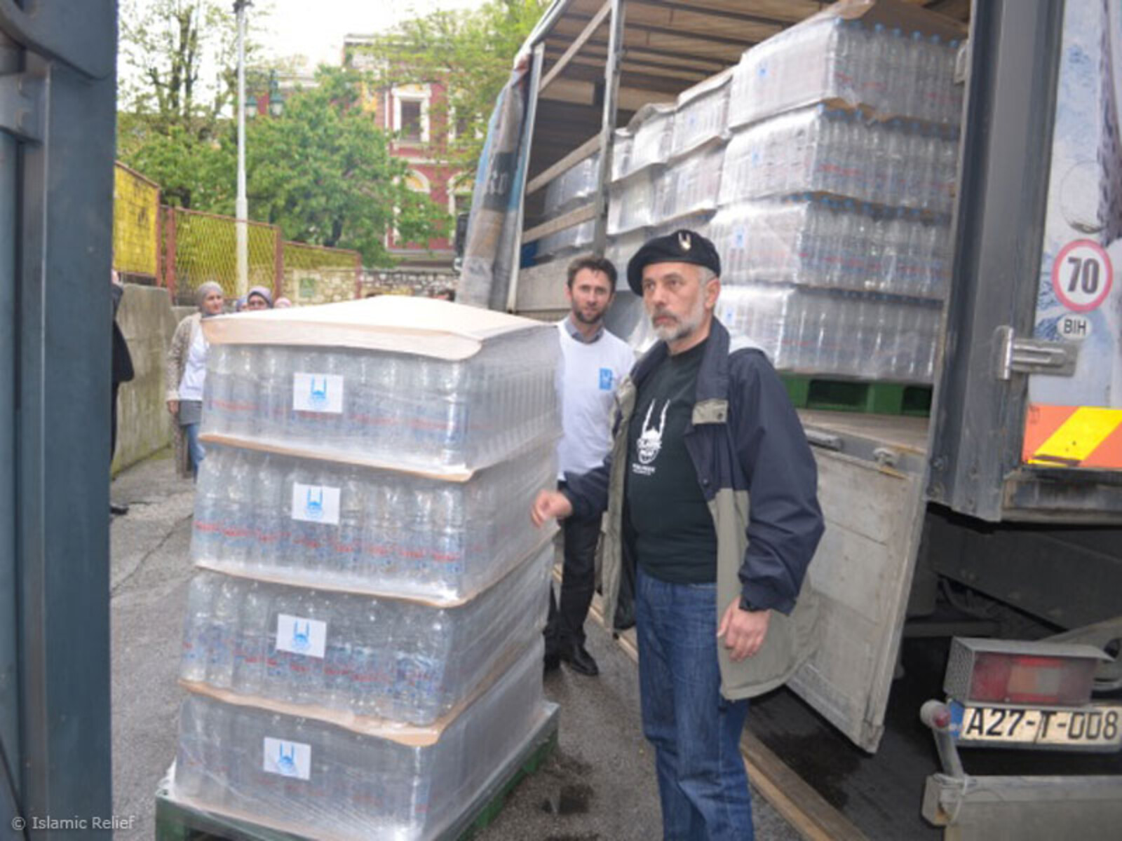 Islamic Relief Deutschland verteilt neben Trinkwasser auch Werkzeuge und Scheinwerfer an bosnische und serbische Betroffene