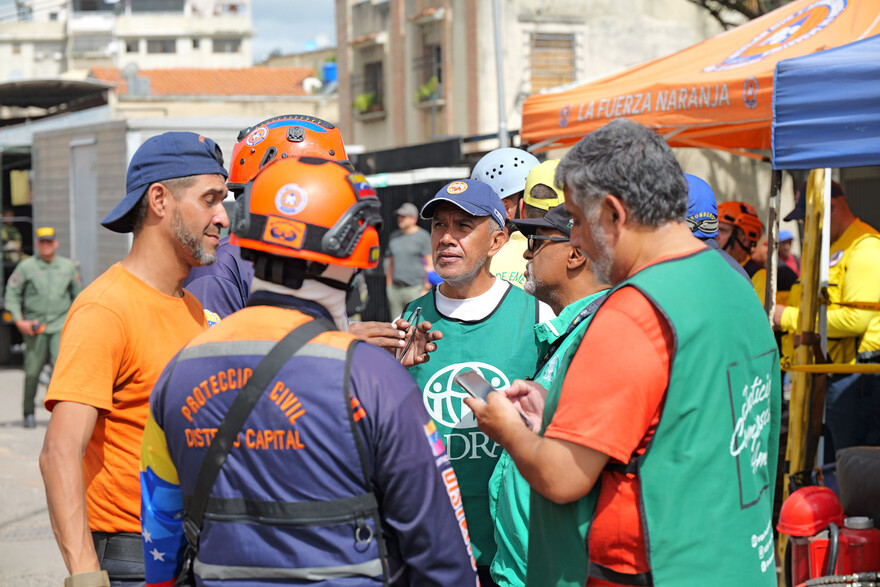 Helfer beraten sich nach den Erdbeben in Venezuela
