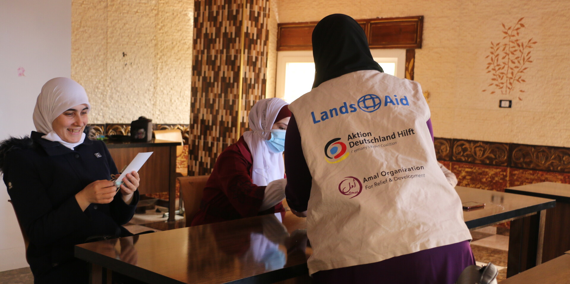 Eine Helferin und zwei Teilnehmerinnen bei einem Workshop von Amal, einer Partnerorganisation von LandsAid