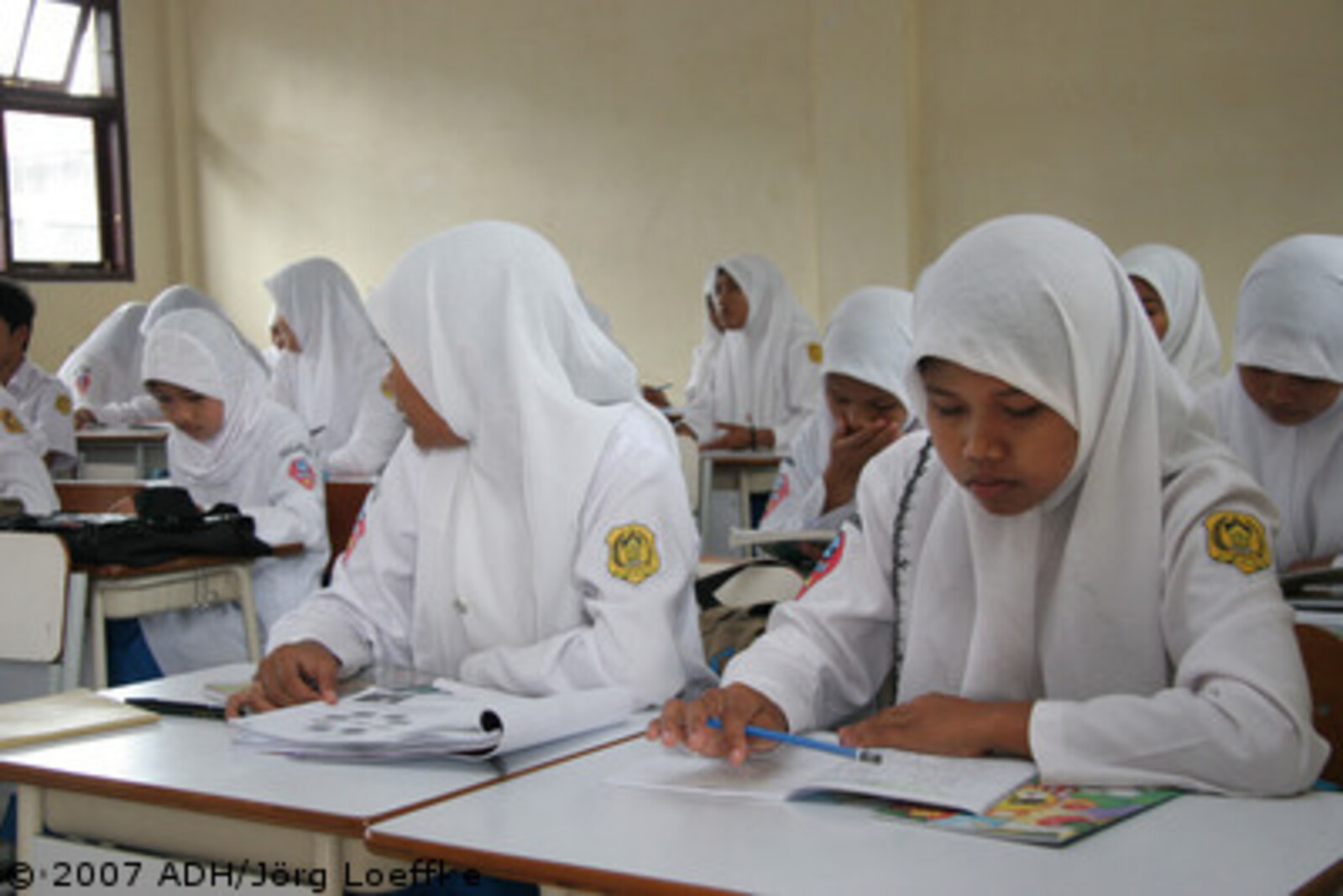 Tsunami-Hilfe Indonesien: Mädchen bei der Schularbeit