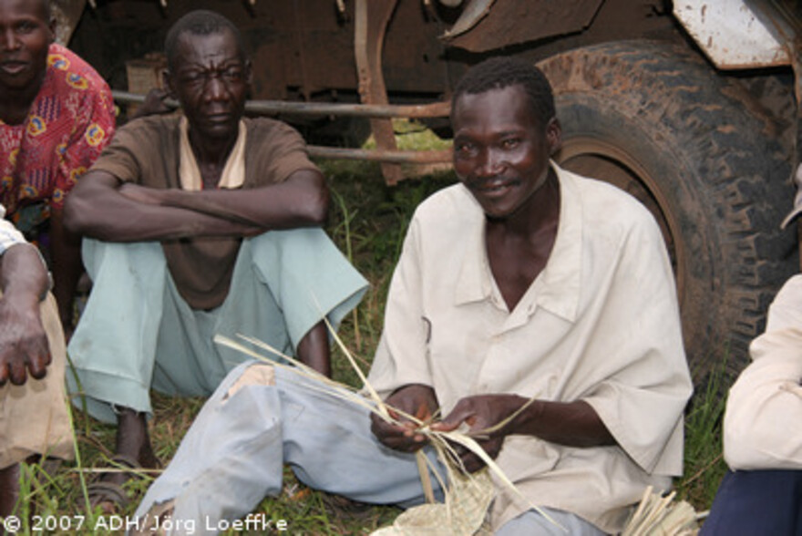 Flut Afrika: Mann bei Handarbeit