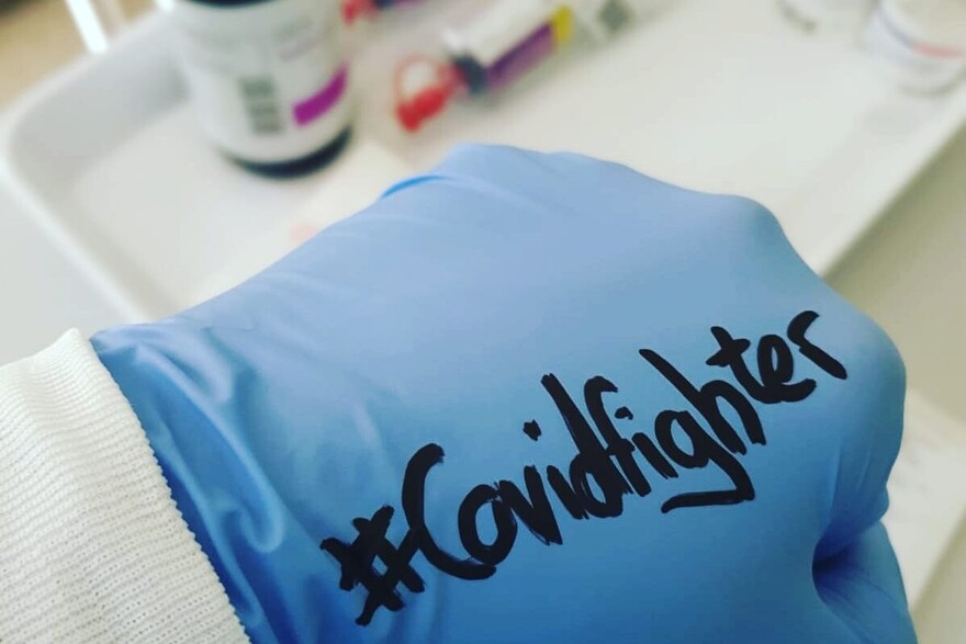 Die Krankenpfleger machen mit ihrer Aktion #covidfighter auch auf die Bedeutung systemrelevanter Berufe aufmerksam Die Krankenpfleger machen mit ihrer Aktion #covidfighter auch auf die Bedeutung systemrelevanter Berufe aufmerksam