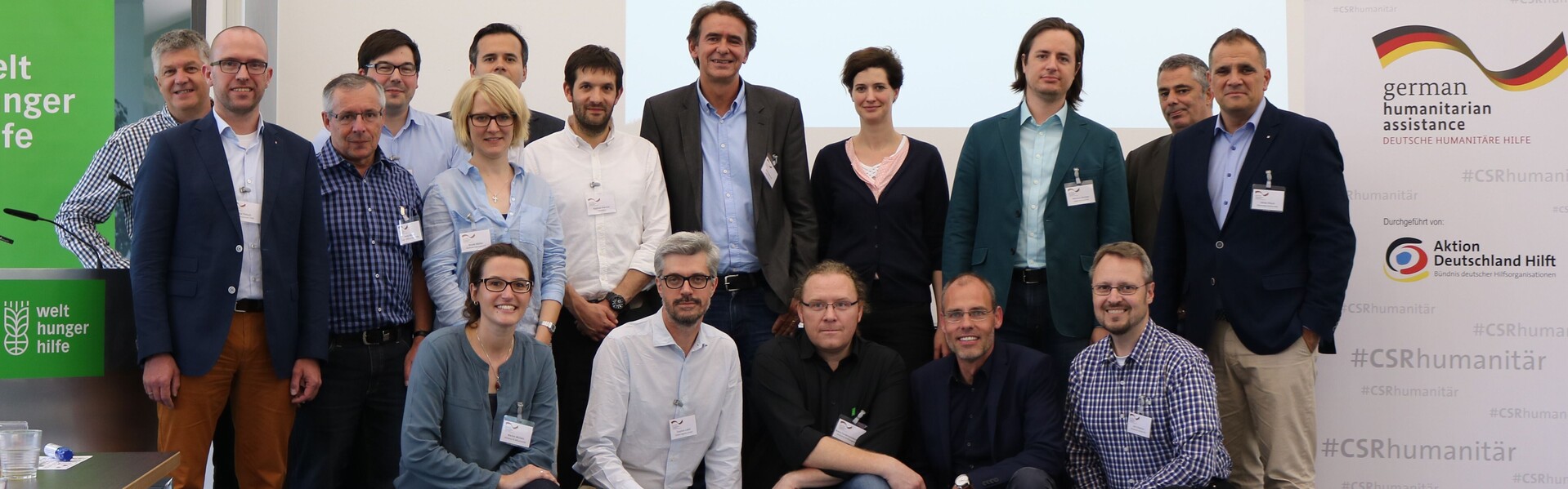 Auf dem Netzwerkertreffen der #CSRhumanitaer entstand dieses Gruppenbild. Alle Teilnehmer haben sich für das Bild hingestellt.
