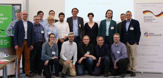 Auf dem Netzwerkertreffen der #CSRhumanitaer entstand dieses Gruppenbild. Alle Teilnehmer haben sich für das Bild hingestellt.