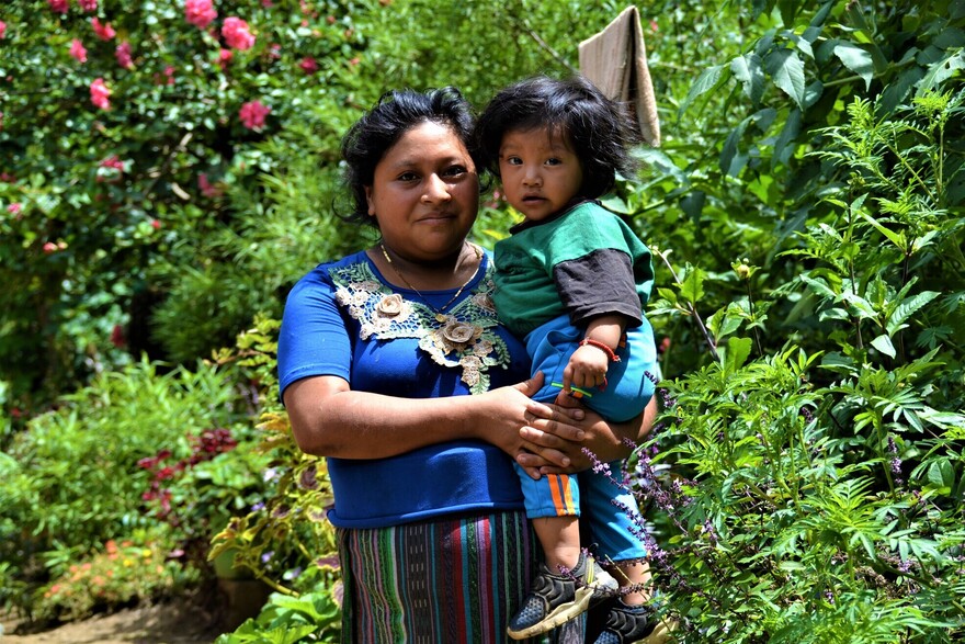 Frau mit Kind in Guatemala