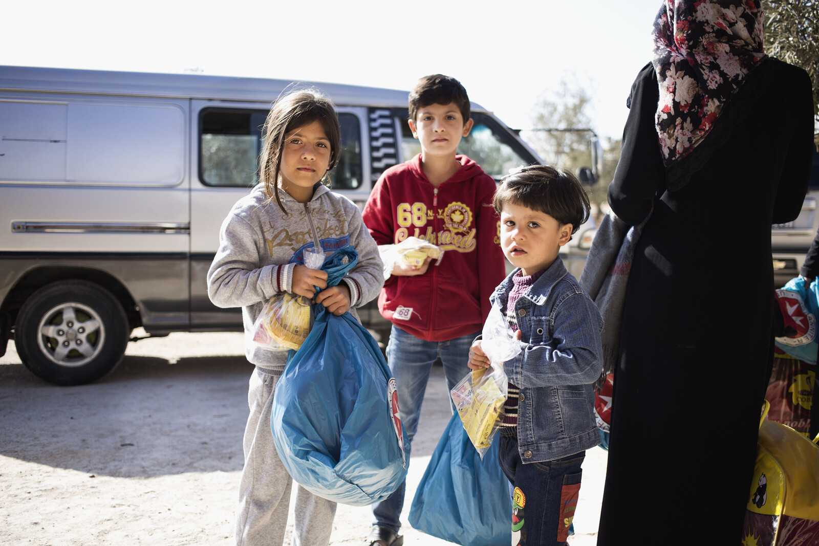 Hunger kühlt den Körper aus. Daher verteilen die Hilfsorganisationen auch Nahrungsmittel an die Flüchtlinge.