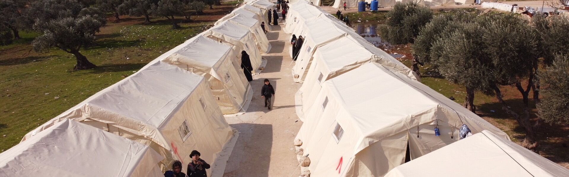 Menschen in einem Geflüchtetencamp in Syrien