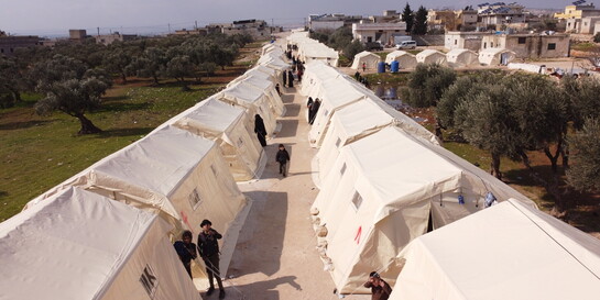 Menschen in einem Geflüchtetencamp in Syrien