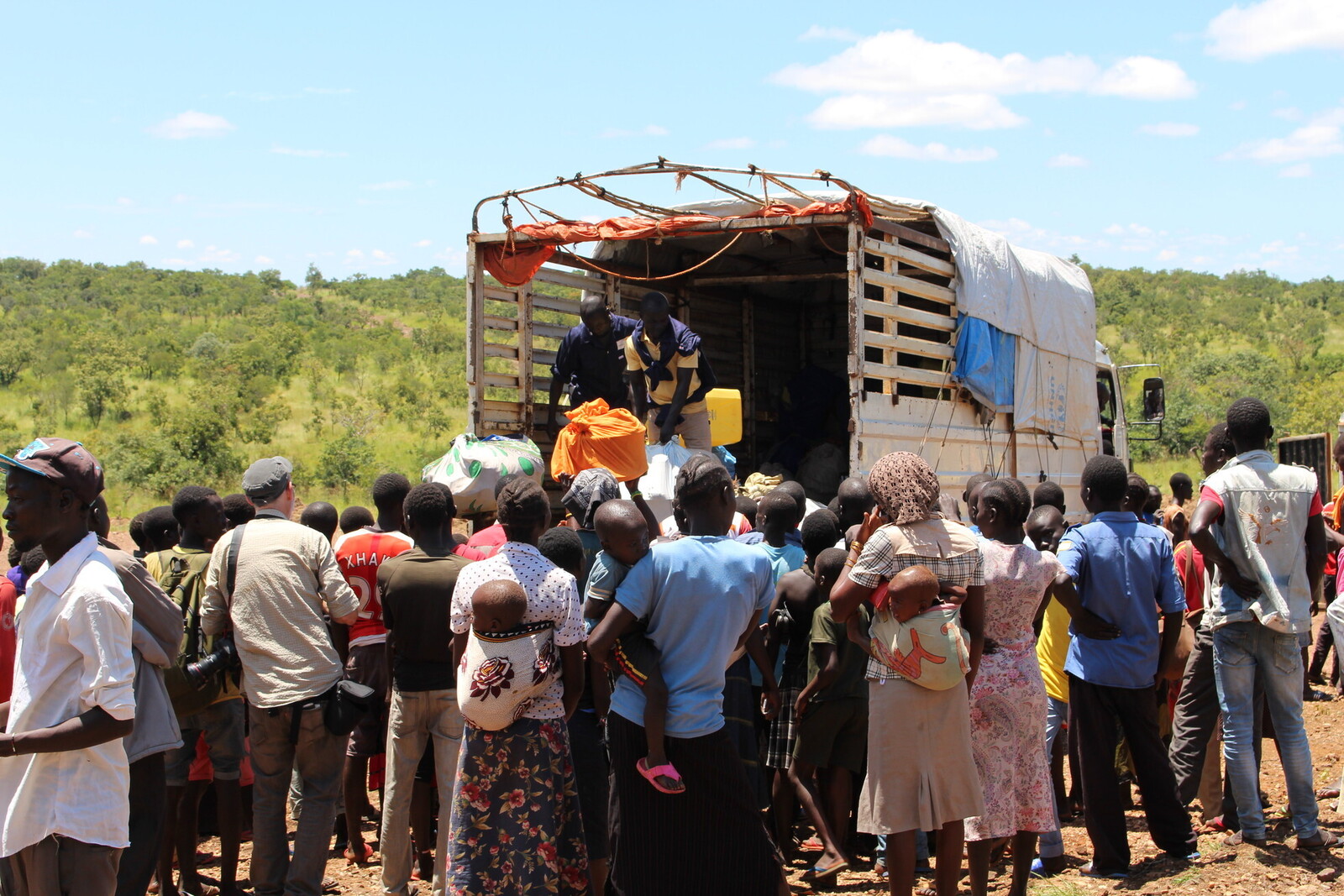 Ankunft in Uganda: Mit Wagen wie diesem werden die Menschen in die Regionen gebracht, in denen sie eine sichere Unterkunft finden.