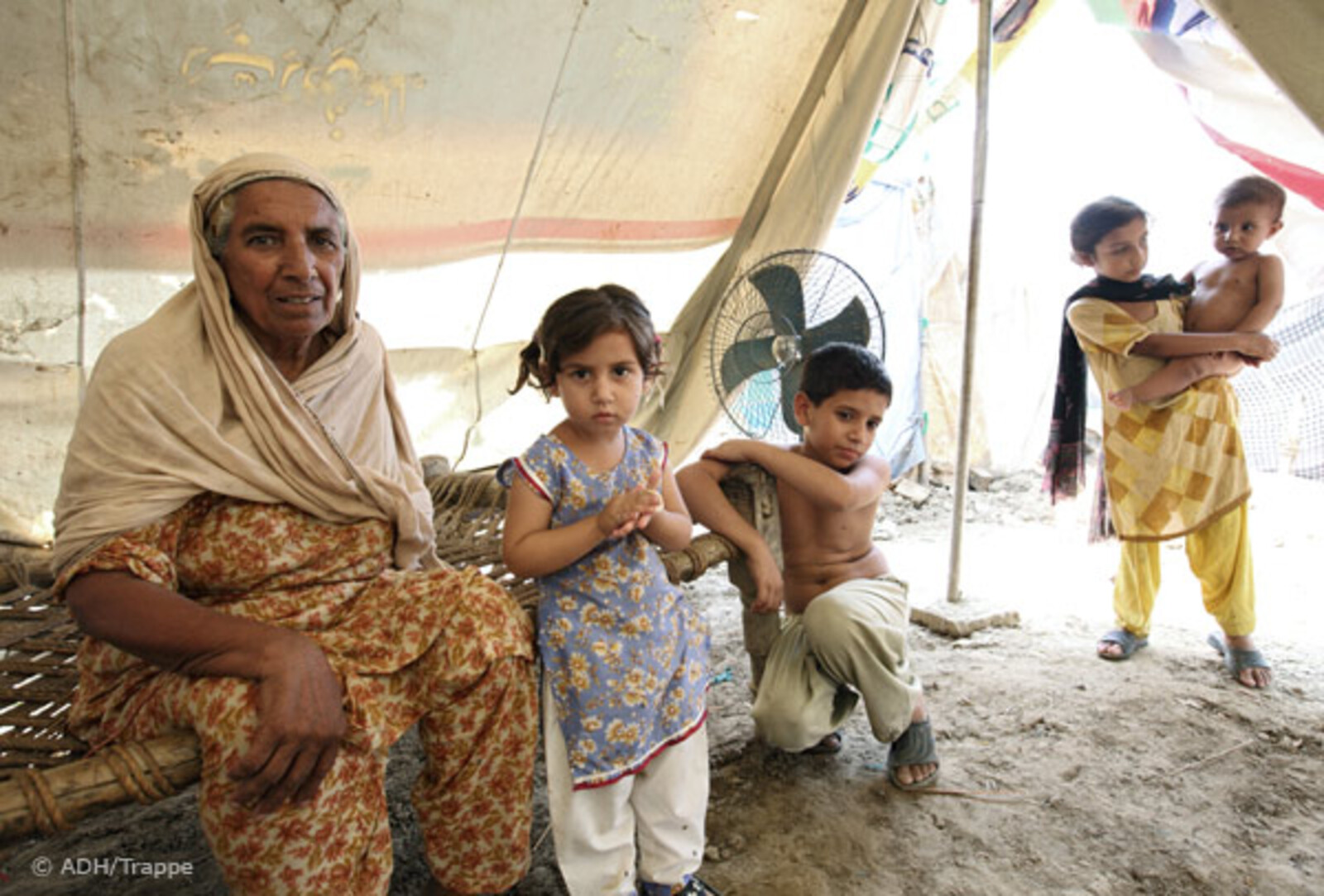 003pakistan-trappe-alte-frau-kinder-zelt Flut Pakistan: Alte Frau mit Kindern in einem Zelt