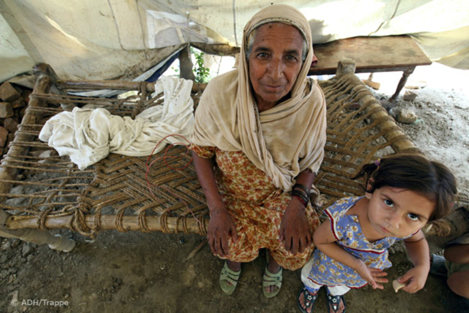 004pakistan-trappe-alte-frau-kind Flut Pakistan: Kind und alte Frau im Zelt