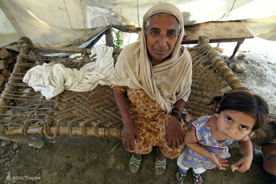 004pakistan-trappe-alte-frau-kind Flut Pakistan: Kind und alte Frau im Zelt