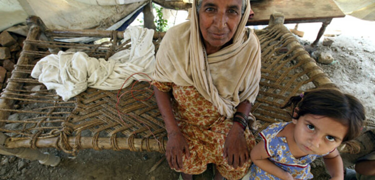 Flut Pakistan: Kind und alte Frau im Zelt