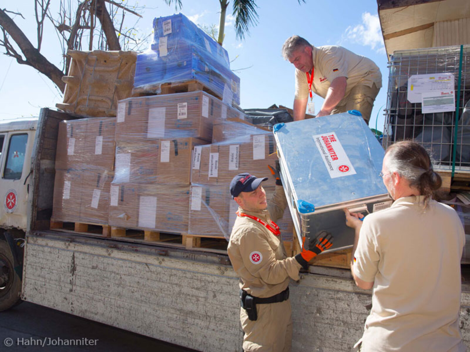 Ein 900 Kilogramm schweres „Emergency Health Kit“ wurde von den Johannitern auf die Philippinen transportiert.